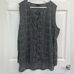 NWOT Black & White Patterned V-neck Sleeveless Womens Plus Blouse Shirt Top
